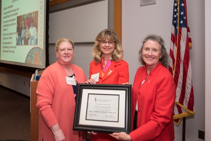 Karen McQuillan receives the 2017 Distinguished Alumni Award. L to R: Christine Shippen, MS ’98, BSN ’73, president, UMSON alumni association; Karen McQuillan, MS ’86, BSN ’81, and Dean Jane Kirschling